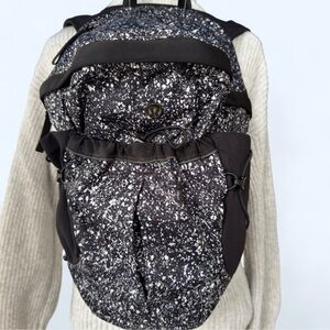 Lululemon run all day backpack colour: splatter reflective